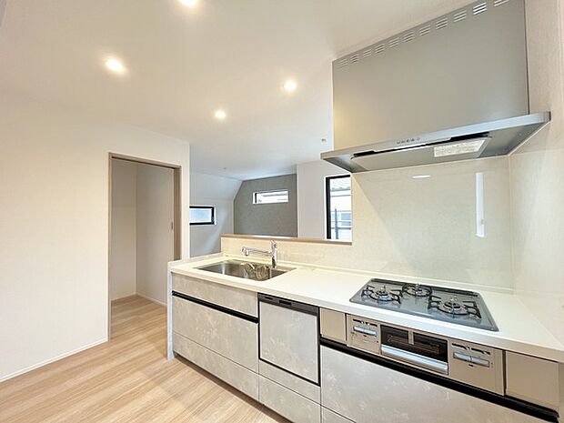 リビングにいる家族の顔が見渡せるカウンターキッチン。お料理もより一層おいしく、楽しく。食器棚を背面に設置しても十分な広さを確保しています。