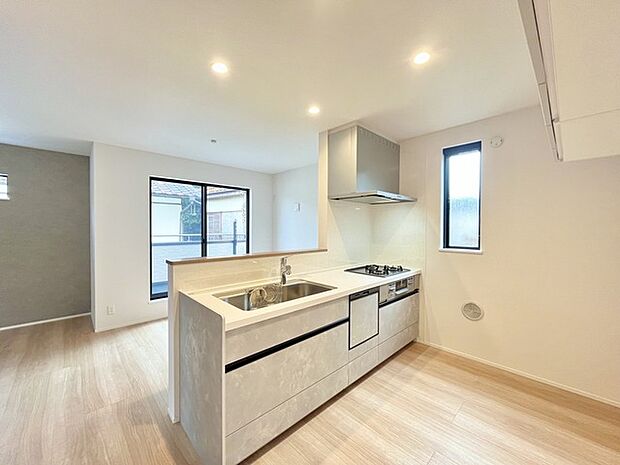 リビングにいる家族の顔が見渡せるカウンターキッチン。お料理もより一層おいしく、楽しく。食器棚を背面に設置しても十分な広さを確保しています。