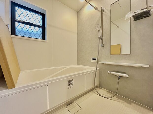 落ち着いた色味の浴室で1日の疲れをゆっくりと癒してください。