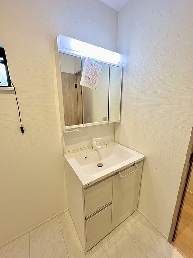 お出かけ前の身だしなみに一歩差がつく三面鏡。ミラー裏にはたっぷり収納もございます。