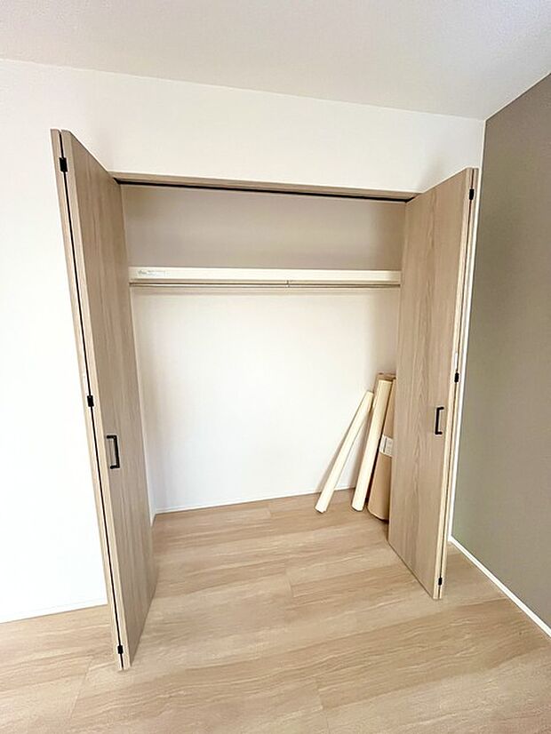 広々収納で、仕事着、普段着をまとめて収納できます。