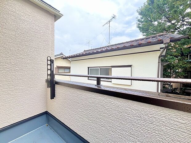 南側のお部屋から出入りできる、奥行きのあるワイドバルコニー。心地よい陽射しと暖かな風を楽しむことが出来ます。