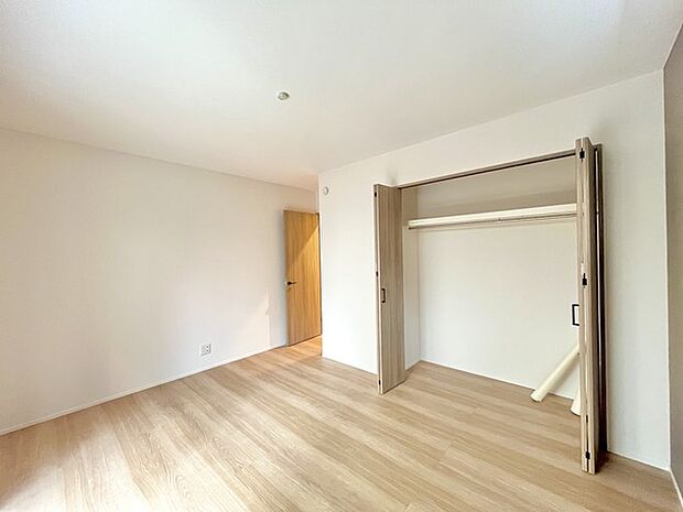 広々収納で、仕事着、普段着をまとめて収納できます。 