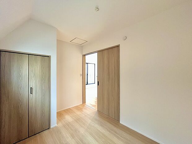 どんな家具にでも相性が良い清潔感ある白色調のクロスを採用。主張しすぎない配色、耐久性にも優れた床材は日々のメンテナンスも楽に、快適に過ごして頂けるよう考えられています。