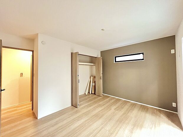 アクセントクロスを使用したオシャレな洋室。窓からそそぐ陽の光が眩しいベッドルームは、朝の目覚めが心地良く迎えられそうです。