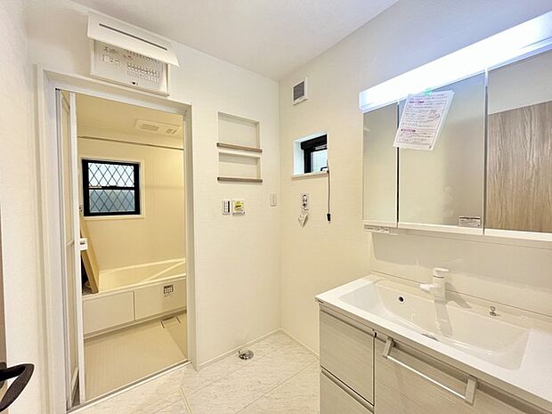 ゆとりの洗面スペースで朝の身支度もスムーズに行えます。