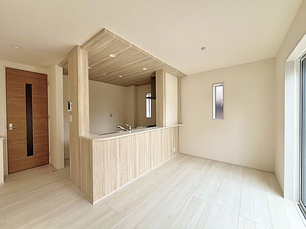 家族団欒のリビング。陽光差し込む食卓には家族の会話とスマイルが溢れます。いつまでもここで食卓を囲みたくなる、そう感じさせてくれるスペース。