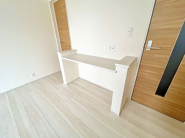 お洒落な小物を置く、心安らぐ観葉植物を飾ってみる。もしくはパソコンを置いてみる。色々な用途に使えそうなリビングのカウンタースペース