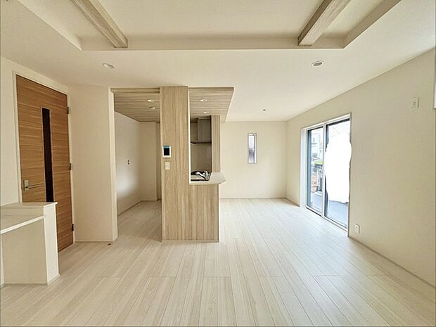 家族や友人、両親、親戚とこれから沢山の時間を紡ぐのだろう。そこを彩るのは窓から見える青い空、心地よい緑。そんなイメージが膨らむリビングスペース。