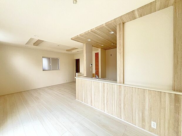 家族が一番集まる場所だから広々としつつも素敵な空間であって欲しい。皆がくつろぐリビングからキッチンまでが一つに繋がる空間。