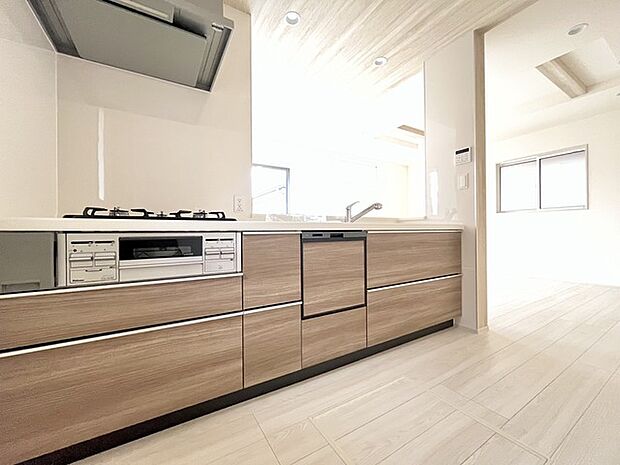 リビングにいる家族の顔が見渡せるカウンターキッチン。お料理もより一層おいしく、楽しく。食器棚を背面に設置しても十分な広さを確保しています。