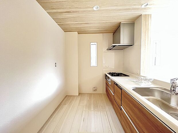 リビングにいる家族の顔が見渡せるカウンターキッチン。お料理もより一層おいしく、楽しく。食器棚を背面に設置しても十分な広さを確保しています。 