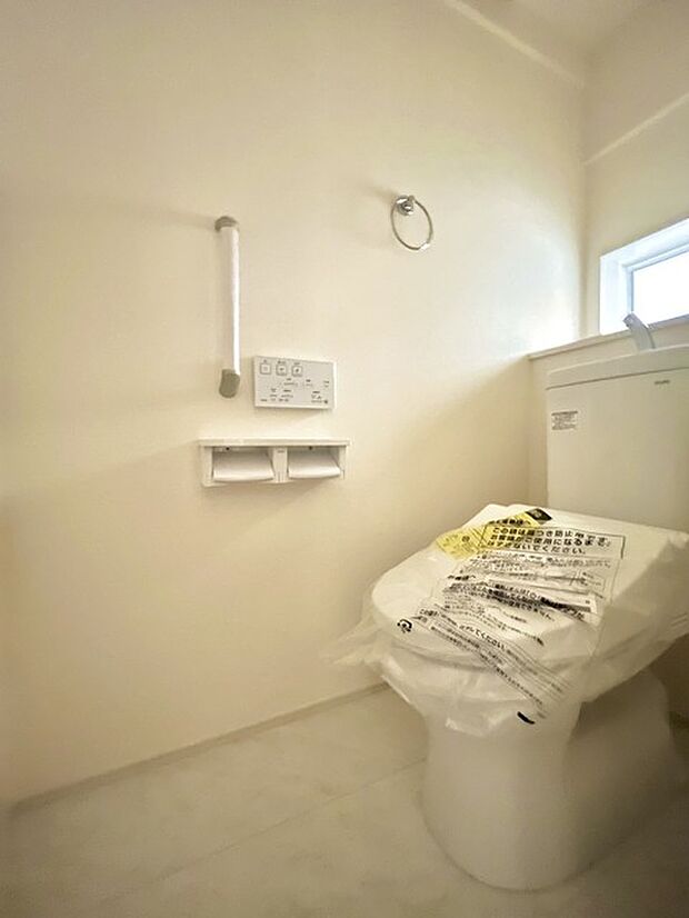 ウォシュレット機能付きのトイレ。換気のしやすい窓付きで、収納もあり実用性も兼ね備えた造り。