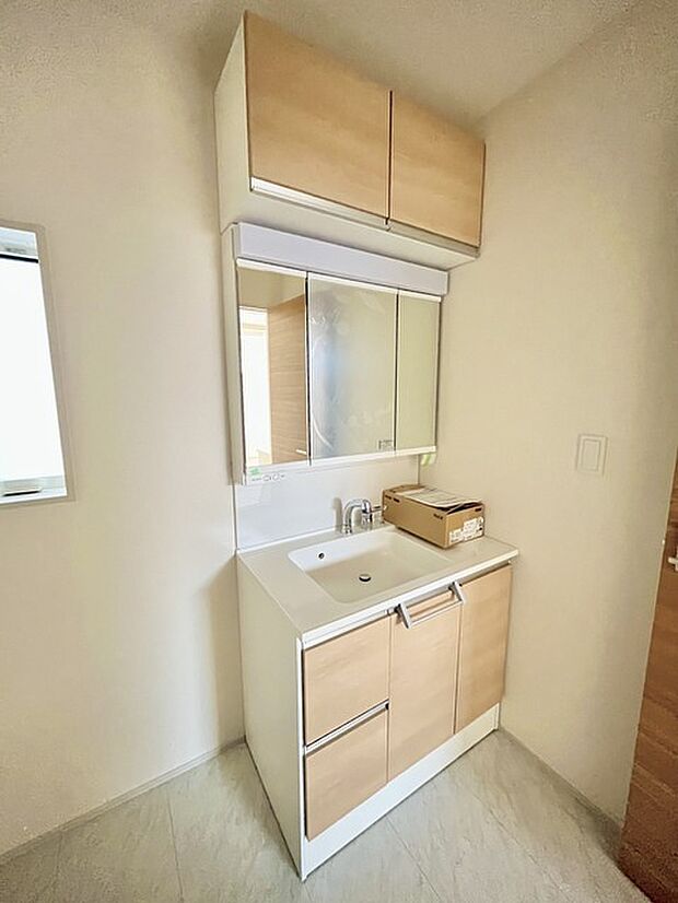 お出かけ前の身だしなみに一歩差がつく三面鏡。ミラー裏にはたっぷり収納もございます。