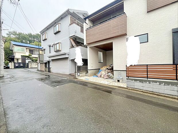 5m幅員の道路に面しておりお車の運転が苦手な方でも安心して出入りいただけます。