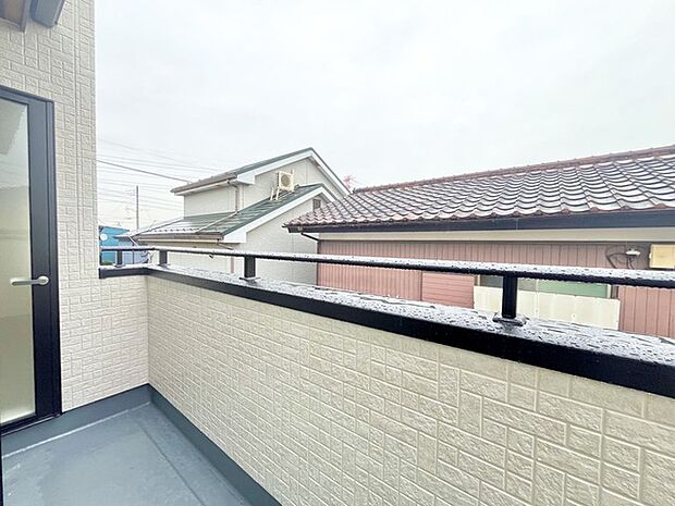 南側のお部屋から出入りできる、奥行きのあるワイドバルコニー。心地よい陽射しと暖かな風を楽しむことが出来ます。