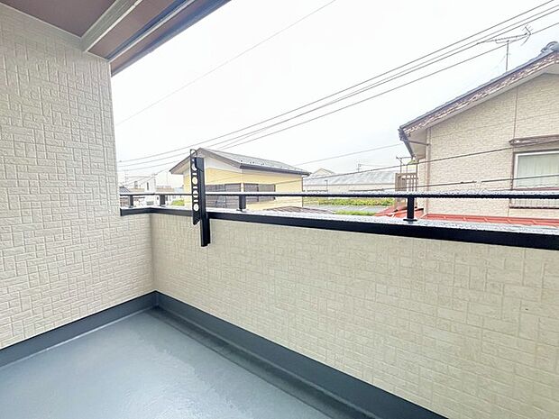 南側のお部屋から出入りできる、奥行きのあるワイドバルコニー。心地よい陽射しと暖かな風を楽しむことが出来ます。 