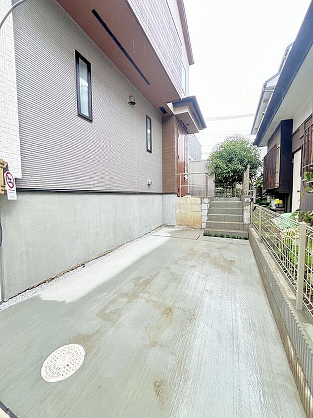 前面道路は広く、駐車がしやすいです。駐車スペース2台分ございます。