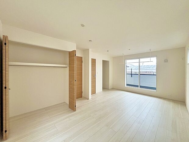 バルコニーに面した11帖の洋室。開口部からは優しい陽光が差し込み心地よい風が通り抜けます。