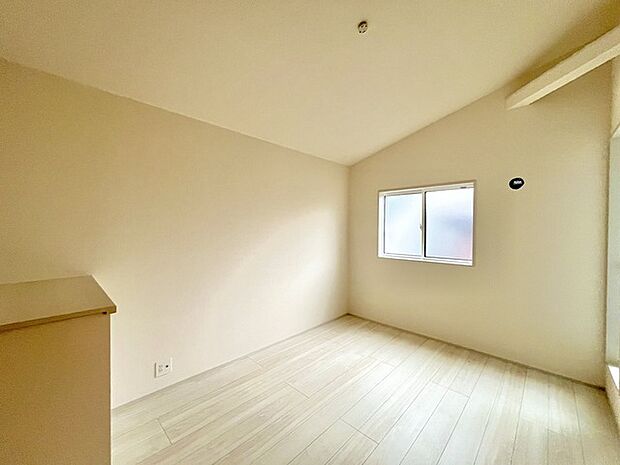 どんな家具にでも相性が良い清潔感ある白色調のクロスを採用。主張しすぎない配色、耐久性にも優れた床材は日々のメンテナンスも楽に、快適に過ごして頂けるよう考えられています。