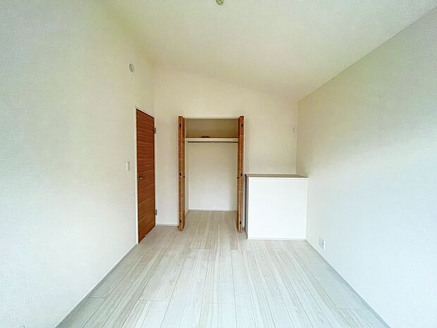 大きな開口部から明るい光が差し込む、日中の室内の明るさがこの部屋の魅力です。 