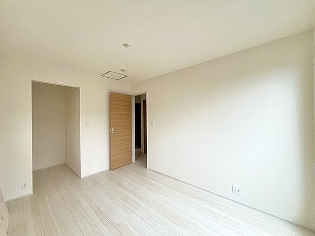 ゆとりの6帖ある寝室、陽光が入りやすく朝の目覚めも気持ち良く起こしてくれます。