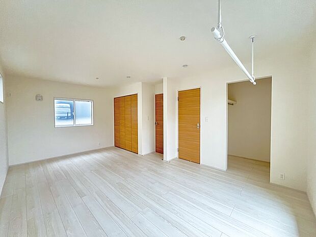 今からここを誰のお部屋にしようか、そんな洋室。大きさは11帖です。