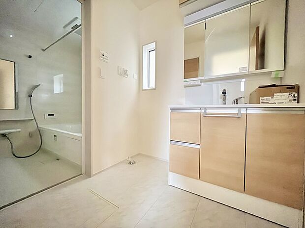 ゆとりの洗面スペースで朝の身支度もスムーズに行えます。