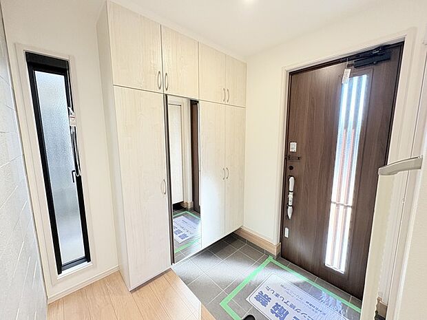 お宅の顔となる明るく開放的な玄関。ご家族皆様様の靴を収納できるスペースと全身鏡があり、お出掛け前に身だしなみチェックもできます。 