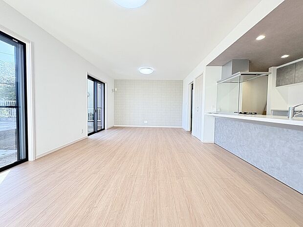 いつも家族の集まるリビングは広々とした19帖。通風・採光にも優れ、心安らぐ風と光がたえない空間。汎用性に富んだ居住スペースと、高揚感さえも与えてくれる住空間です。 