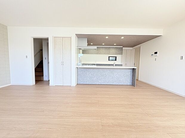 リビングは家具の配置も思いのまま。自由度が高い設計です。 