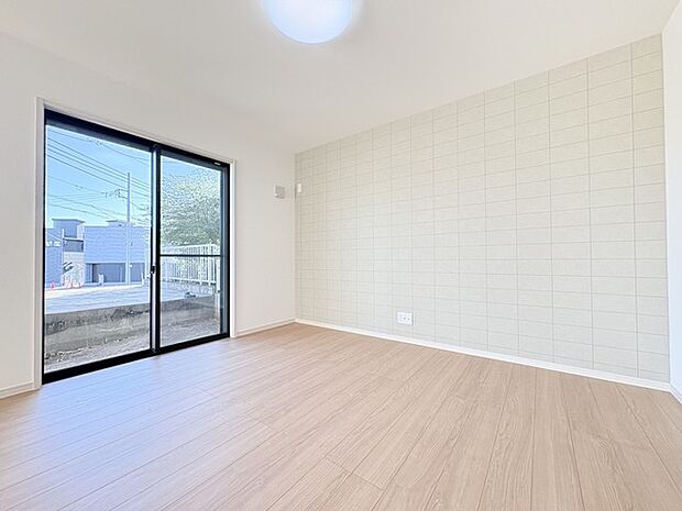 家族や友人、両親、親戚とこれから沢山の時間を紡ぐのだろう。そこを彩るのは窓から見える青い空、心地よい緑。そんなイメージが膨らむリビングスペース。 