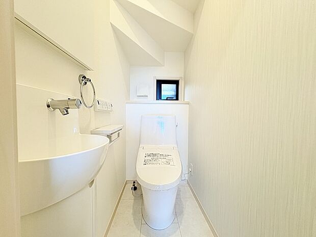 ウォシュレット機能付きのトイレ。換気のしやすい窓付きで、収納もあり実用性も兼ね備えた造り。 