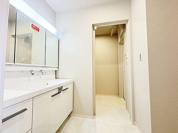 お出かけ前の身だしなみに一歩差がつく三面鏡。ミラー裏にはたっぷり収納もございます。 