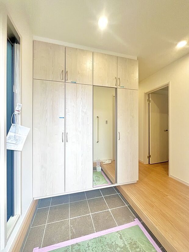 明るく開放的な玄関、靴の脱ぎ履きもしやすく、収納も豊富でご家族皆様の靴をスッキリ収納できます。 