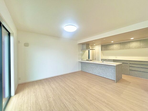 家族団欒のリビング。陽光差し込む食卓には家族の会話とスマイルが溢れます。いつまでもここで食卓を囲みたくなる、そう感じさせてくれるスペース。 