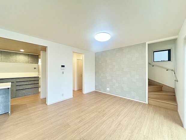 家族の集うリビングには色々な方向から光が差し込む設計に。家族のコミュニケーションが弾むスポットだから明るい雰囲気であってほしい。 