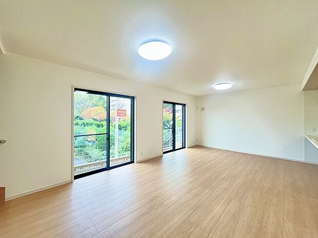 家族や友人、両親、親戚とこれから沢山の時間を紡ぐのだろう。そこを彩るのは窓から見える青い空、心地よい緑。そんなイメージが膨らむリビングスペース。 