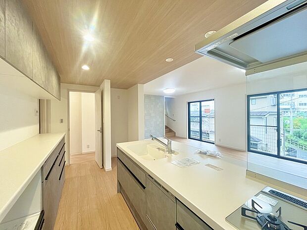 家族が一番集まる場所だから広々としつつも素敵な空間であって欲しい。皆がくつろぐリビングからキッチンまでが一つに繋がる空間。 