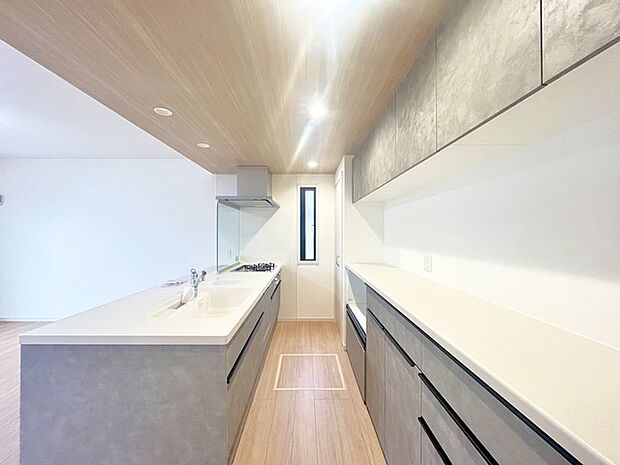 リビングにいる家族の顔が見渡せるカウンターキッチン。お料理もより一層おいしく、楽しく。食器棚を背面に設置しても十分な広さを確保しています。 