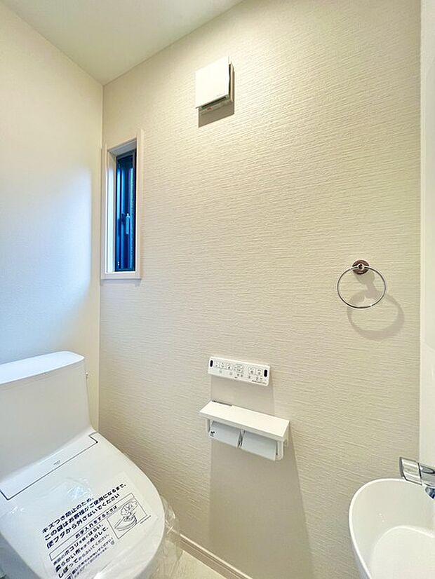 ウォシュレット機能付きのトイレ。換気のしやすい窓付きで、収納もあり実用性も兼ね備えた造り。 