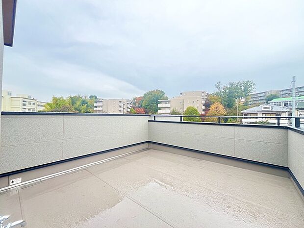 窓から眺める風景は一日の疲れを癒すヒーリングを奏でる、心地の良い時間を演出してくれます。室内も重要ですが、周りの環境もマイホーム選びの大事なポイント 