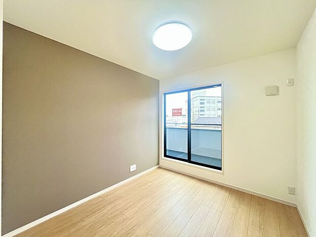 バルコニーに面した5.2帖の洋室。開口部からは優しい陽光が差し込み心地よい風が通り抜けます。 