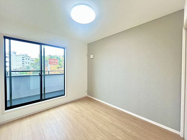 アクセントクロスを使用したオシャレな洋室。窓からそそぐ陽の光が眩しいベッドルームは、朝の目覚めが心地良く迎えられそうです。 