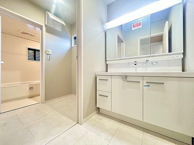 ゆとりの洗面スペースで朝の身支度もスムーズに行えます。 