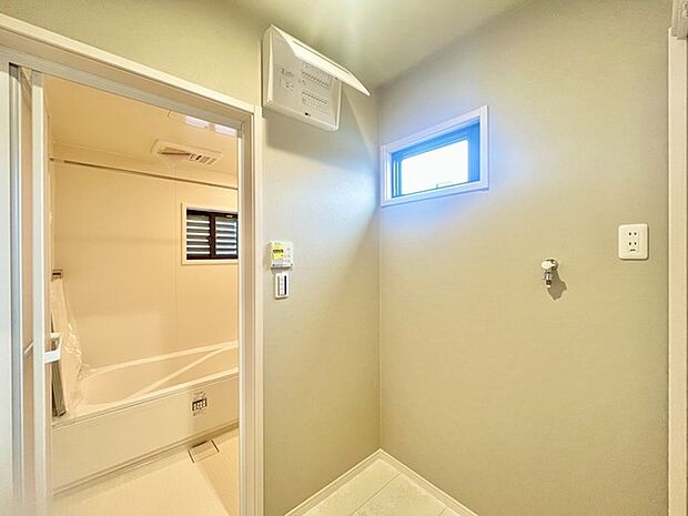 ゆとりの洗面スペースで朝の身支度もスムーズに行えます。 