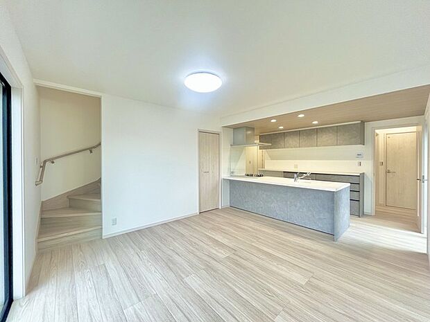 家族団欒のリビング。陽光差し込む食卓には家族の会話とスマイルが溢れます。いつまでもここで食卓を囲みたくなる、そう感じさせてくれるスペース。 