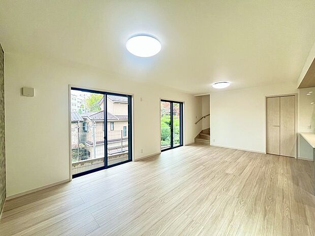 家族や友人、両親、親戚とこれから沢山の時間を紡ぐのだろう。そこを彩るのは窓から見える青い空、心地よい緑。そんなイメージが膨らむリビングスペース。 