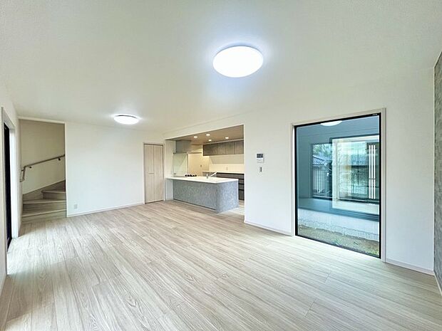 家族や友人、両親、親戚とこれから沢山の時間を紡ぐのだろう。そこを彩るのは窓から見える青い空、心地よい緑。そんなイメージが膨らむリビングスペース。 