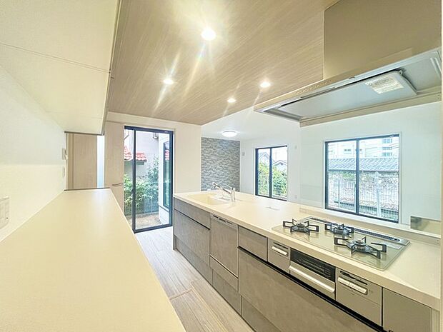 家族が一番集まる場所だから広々としつつも素敵な空間であって欲しい。皆がくつろぐリビングからキッチンまでが一つに繋がる空間。 